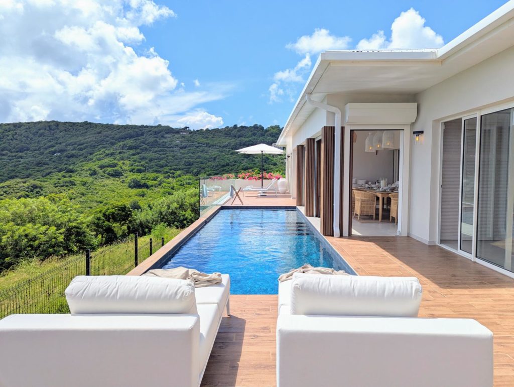 chambre moderne-caribéen épurée avec vue sur la mer - martinique location villa – villa malawi